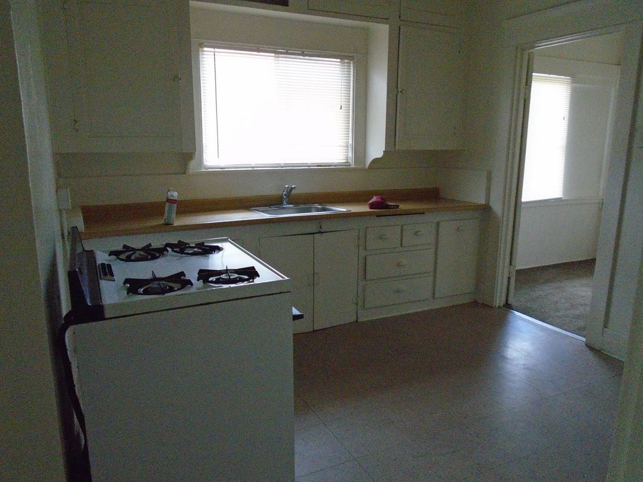 1027 H St - Photo 3 of 5