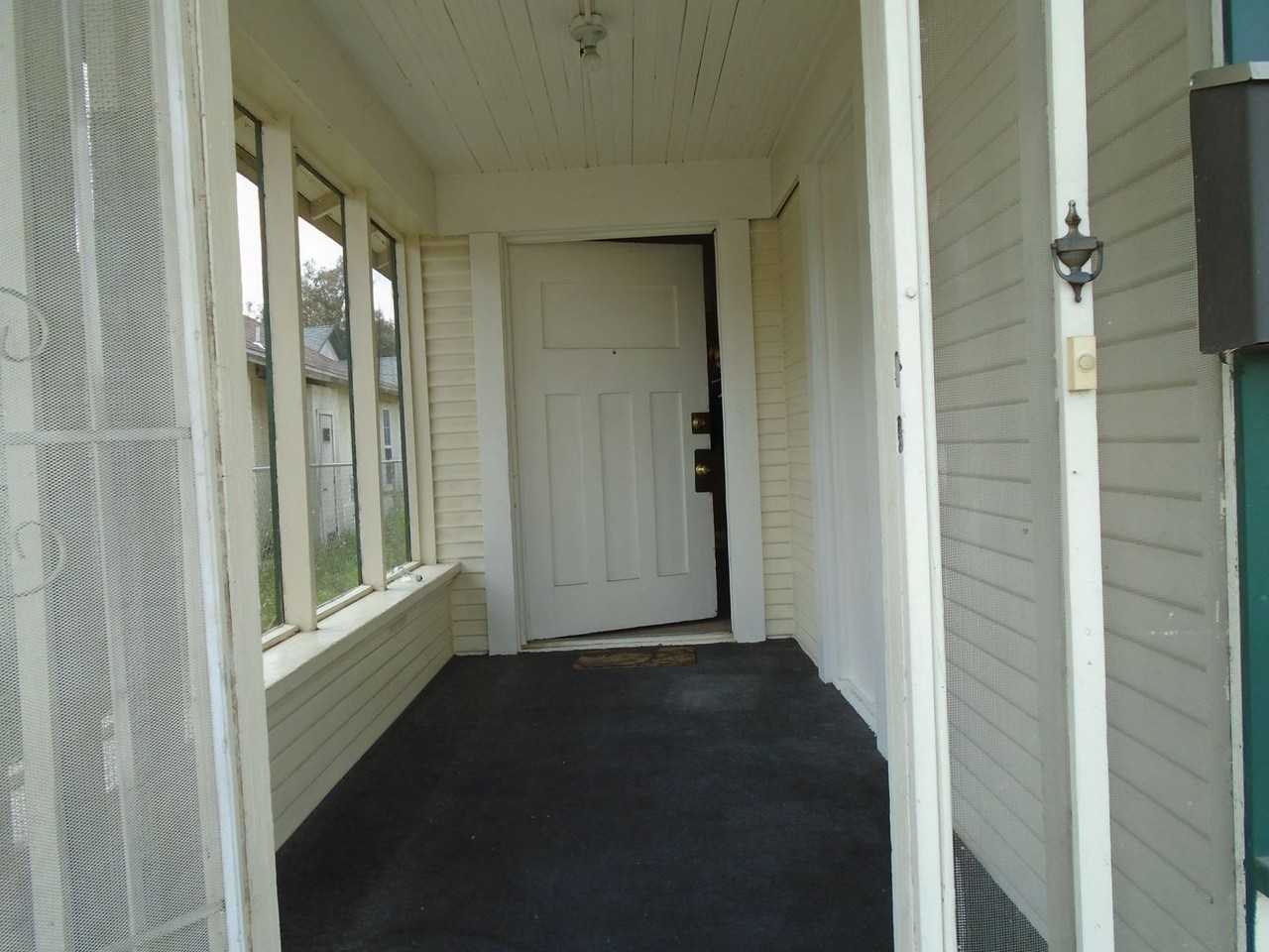 1027 H St - Photo 4 of 5