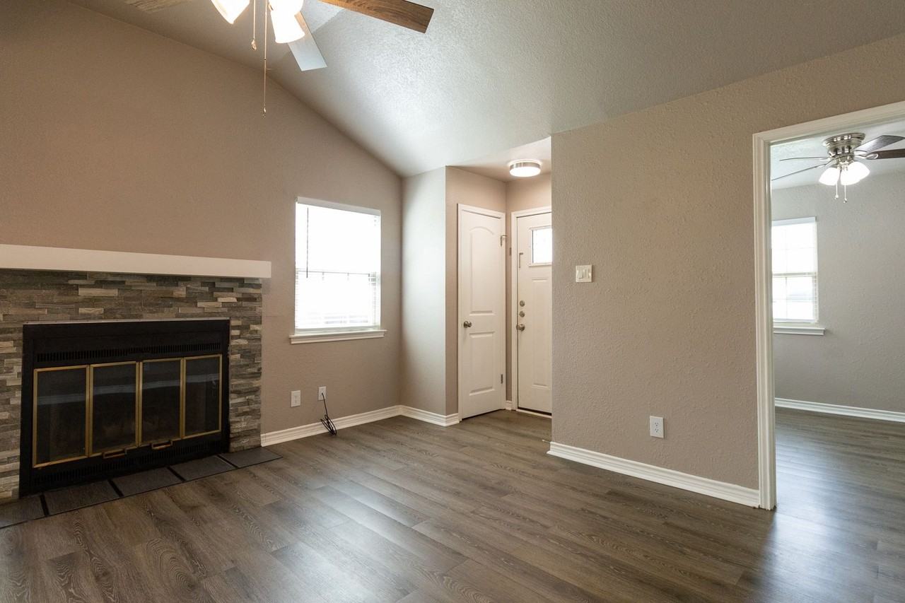 1003 Hyridge St - Photo 3 of 12