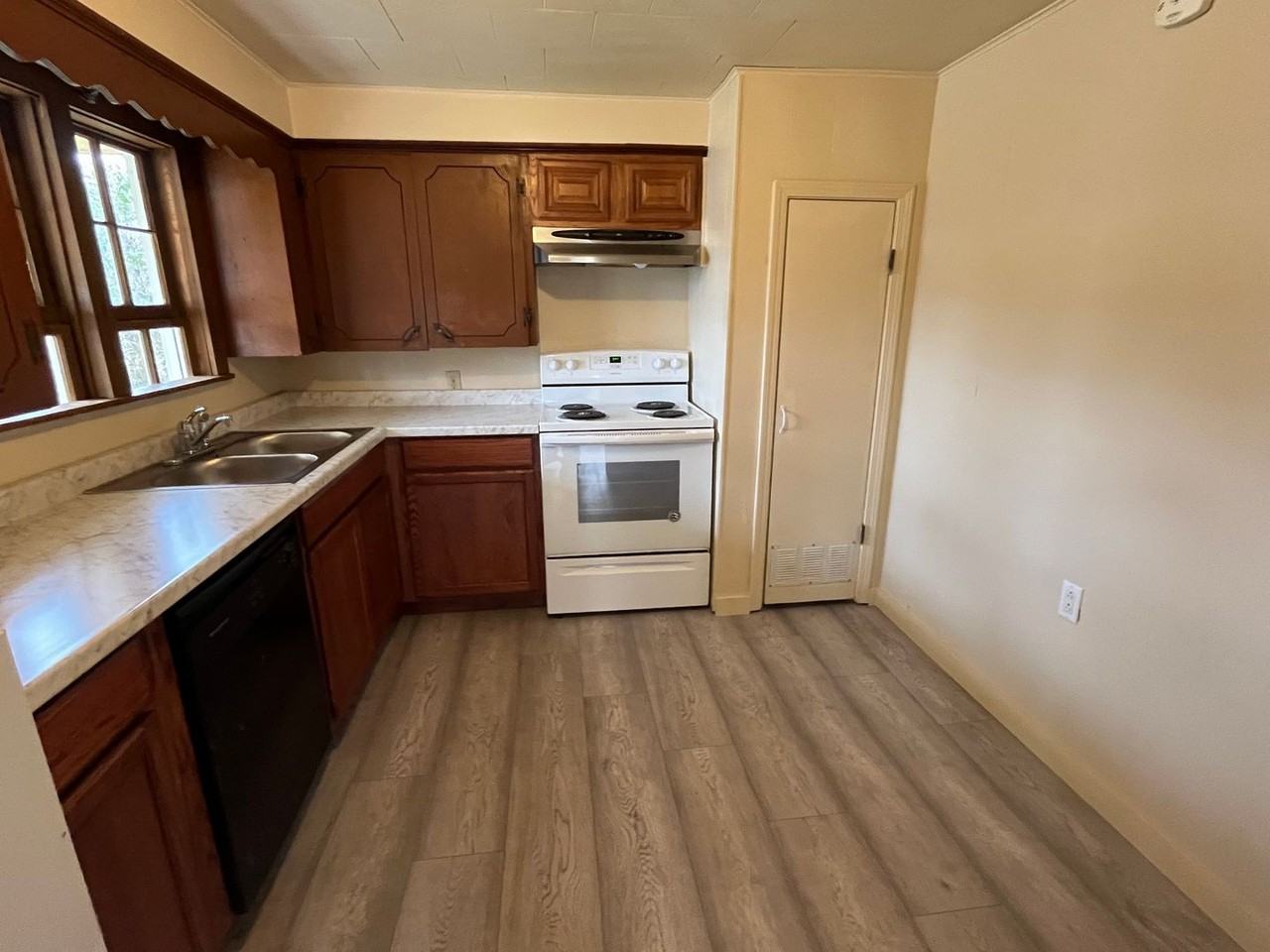 302 S Elizabeth St - Photo 5 of 14