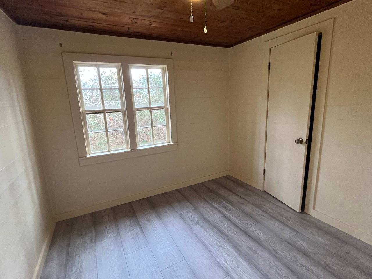 302 S Elizabeth St - Photo 6 of 14