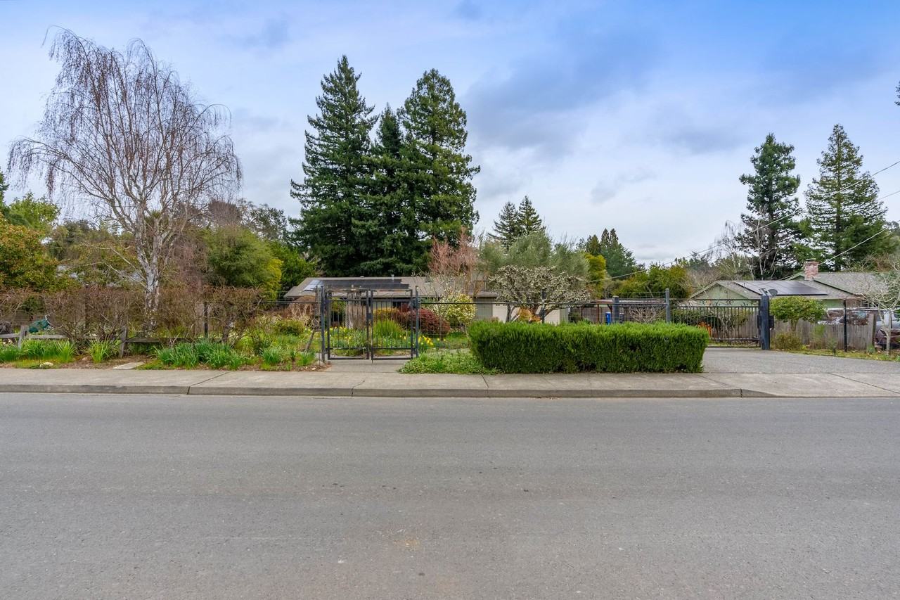 1010 Borrette Ln - Photo 2 of 50