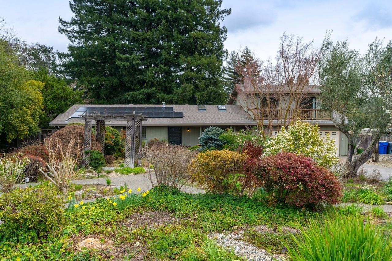 1010 Borrette Ln - Photo 3 of 50