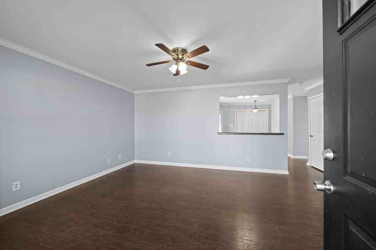 526 Indian Ave - Photo 4 of 23