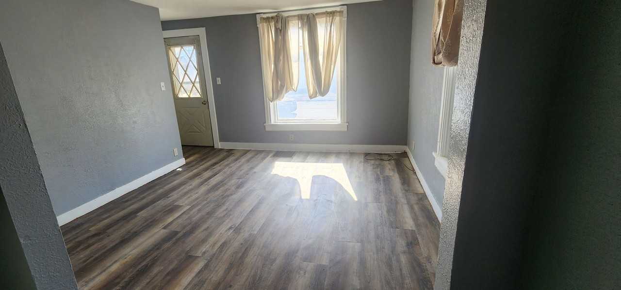 814 9th Ave Sw #A - Photo 3 of 9
