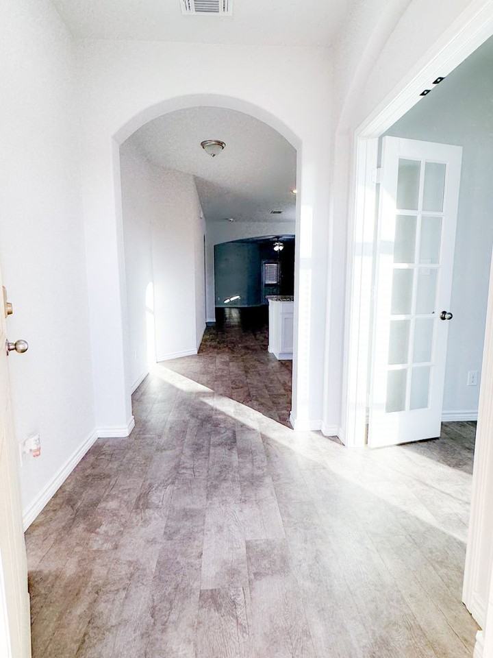 6233 Lavaca Dr - Photo 2 of 20
