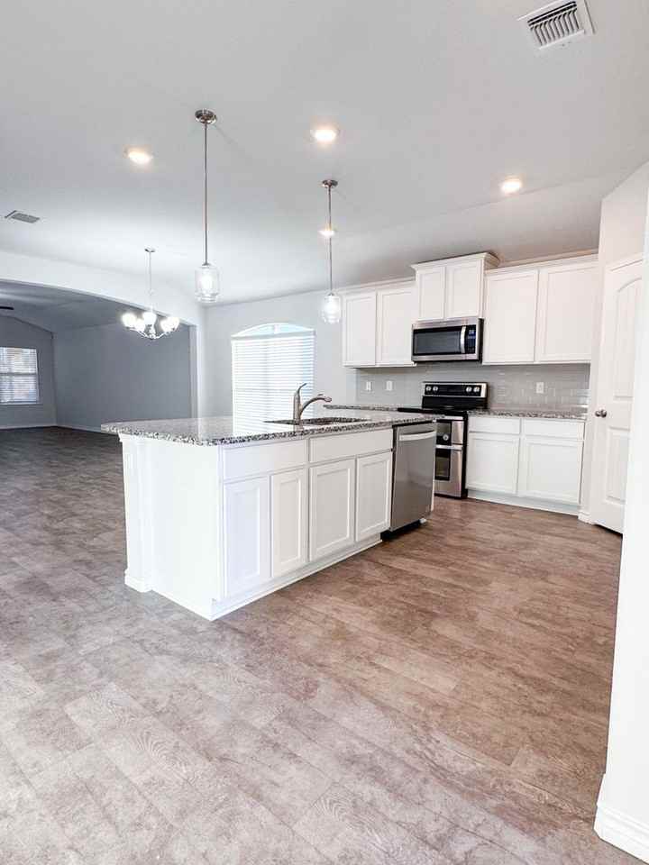 6233 Lavaca Dr - Photo 4 of 20