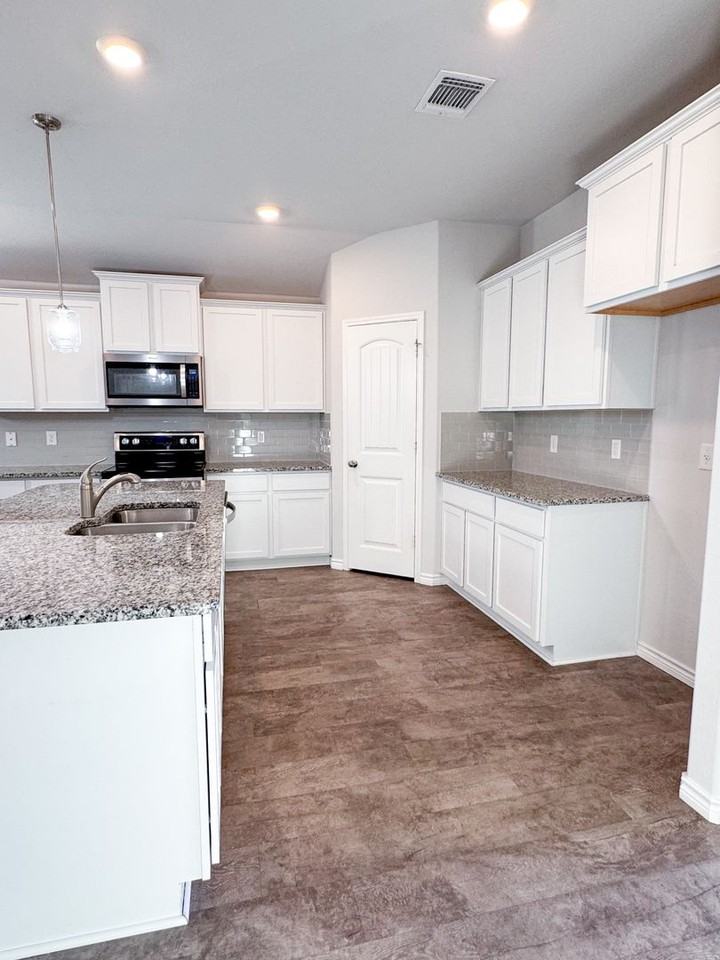 6233 Lavaca Dr - Photo 5 of 20