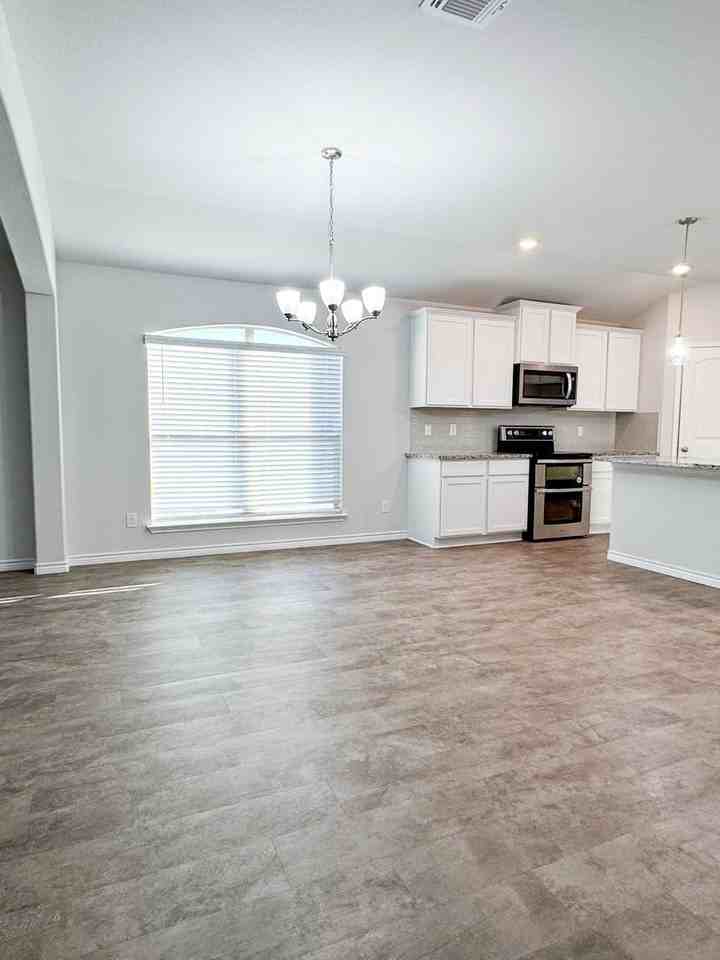 6233 Lavaca Dr - Photo 7 of 20