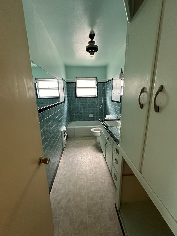 807 E Third St - Photo 3 of 11