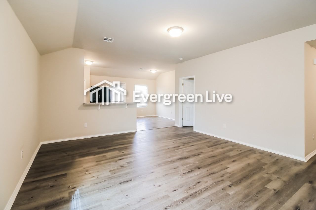 11713 Nw 100th St - Photo 4 of 16