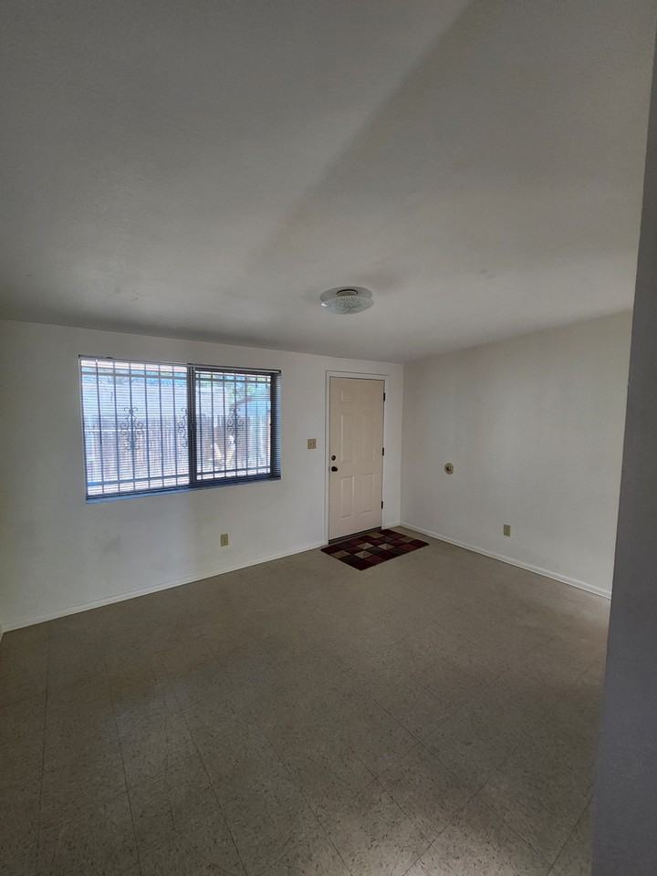 840 W Iowa St - Photo 2 of 10