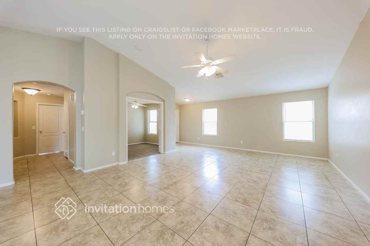 11825 W Maui Ln - Photo 3 of 16