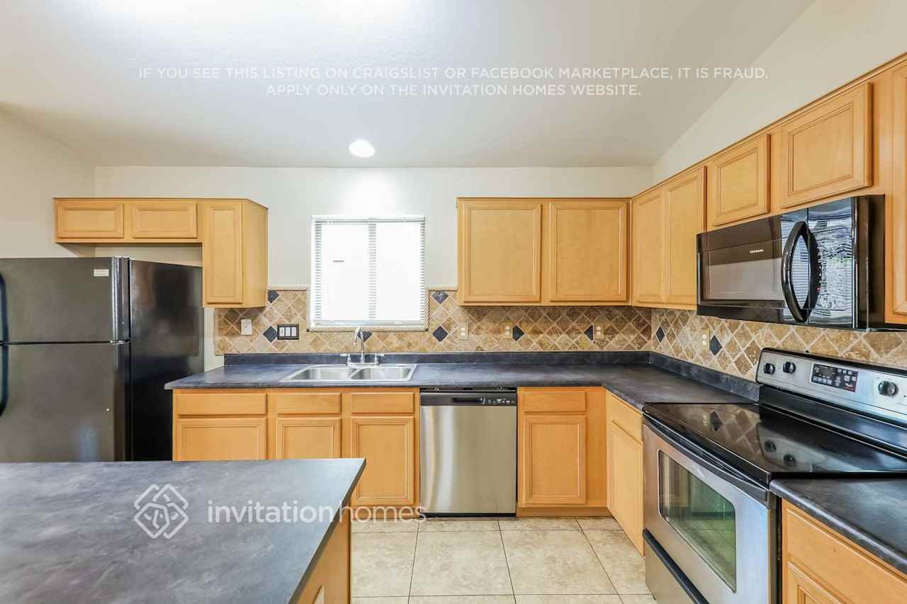 11825 W Maui Ln - Photo 5 of 16