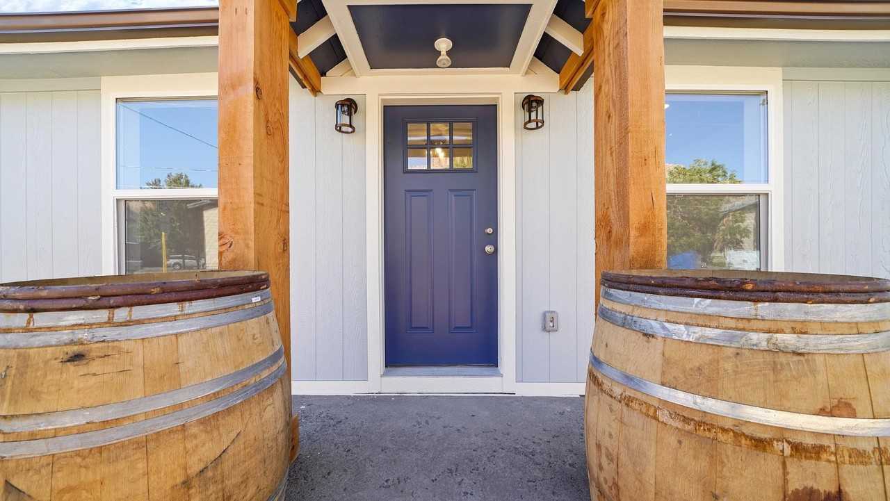 133 E 1st St - Photo 2 of 10