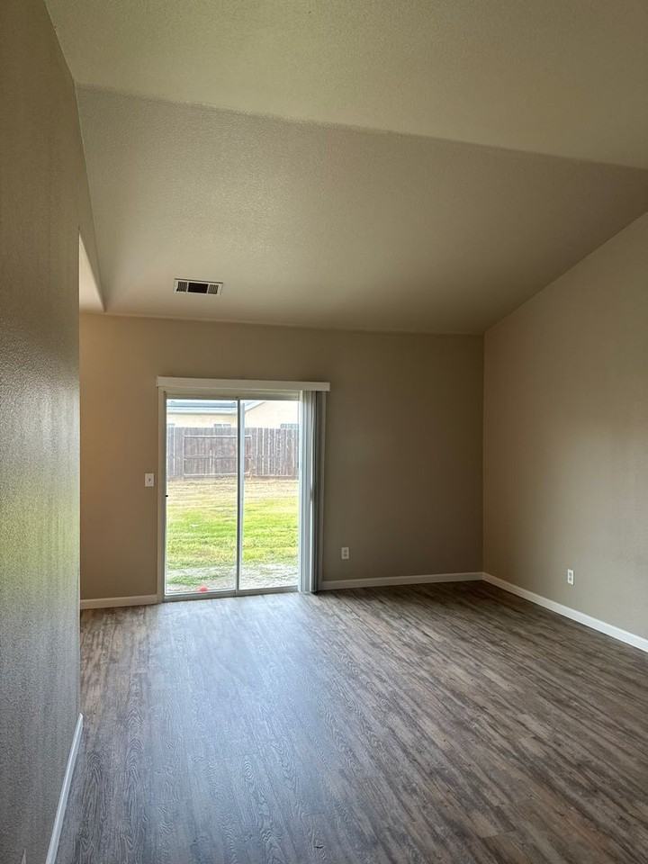 2118 Mcintyre St - Photo 4 of 13