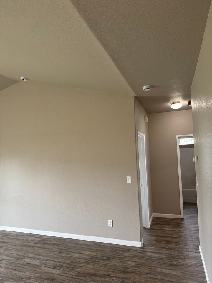 2118 Mcintyre St - Photo 5 of 13