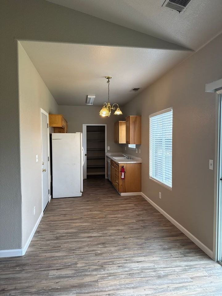 2118 Mcintyre St - Photo 6 of 13