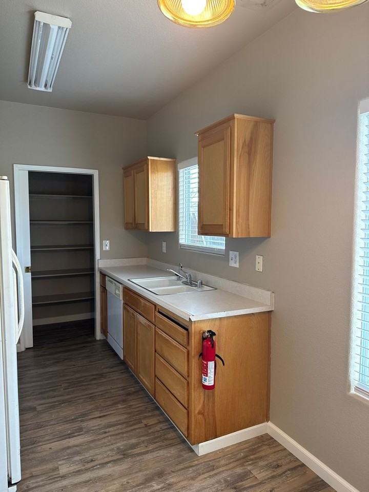 2118 Mcintyre St - Photo 7 of 13