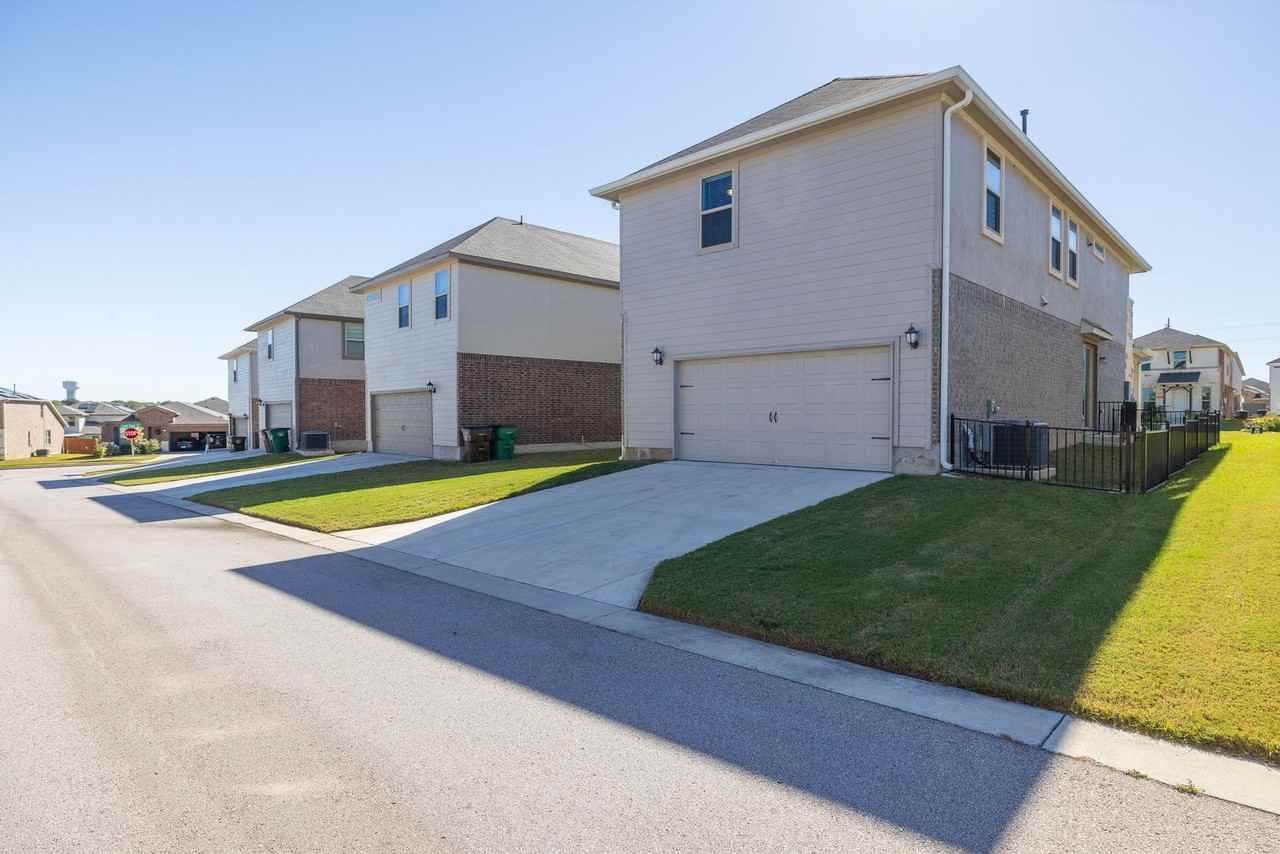 2904 Harvester Ln - Photo 4 of 20
