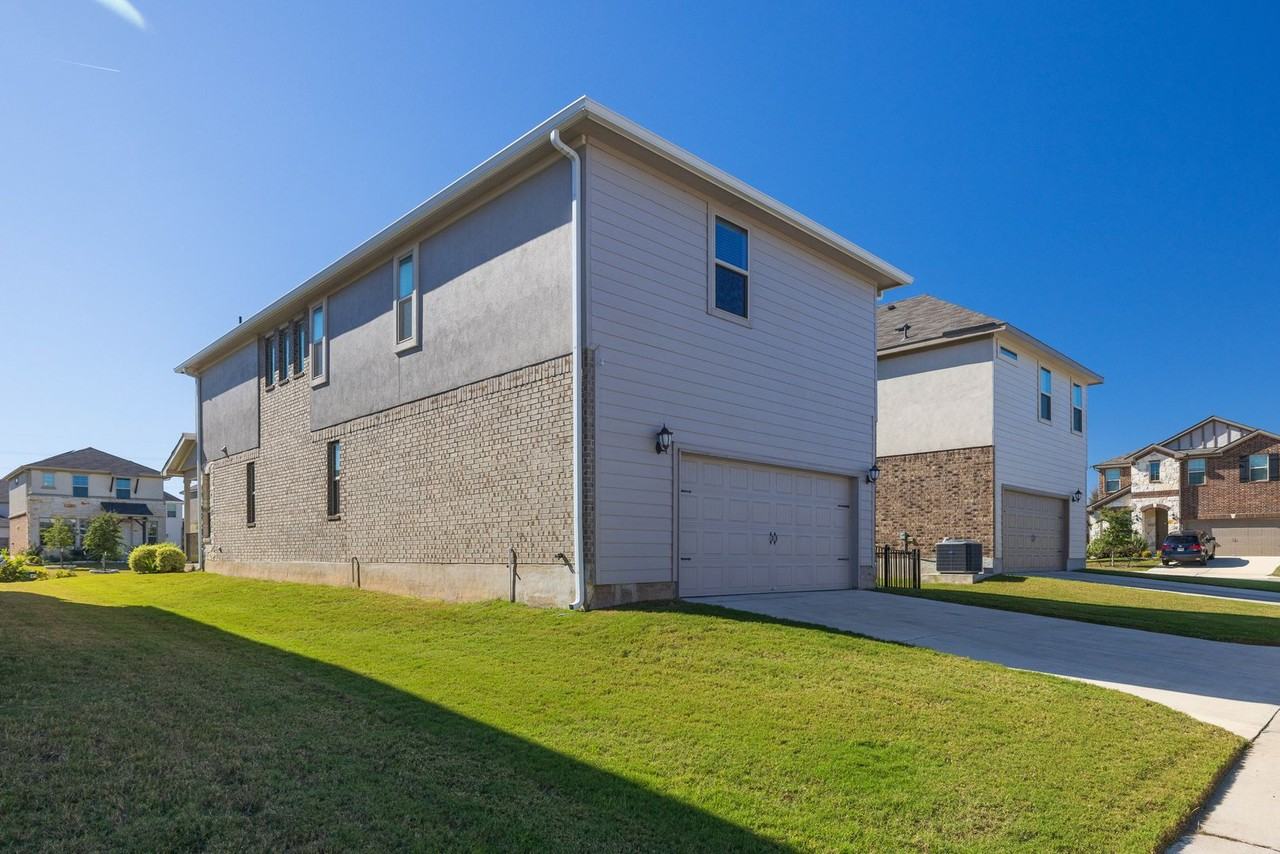 2904 Harvester Ln - Photo 3 of 20