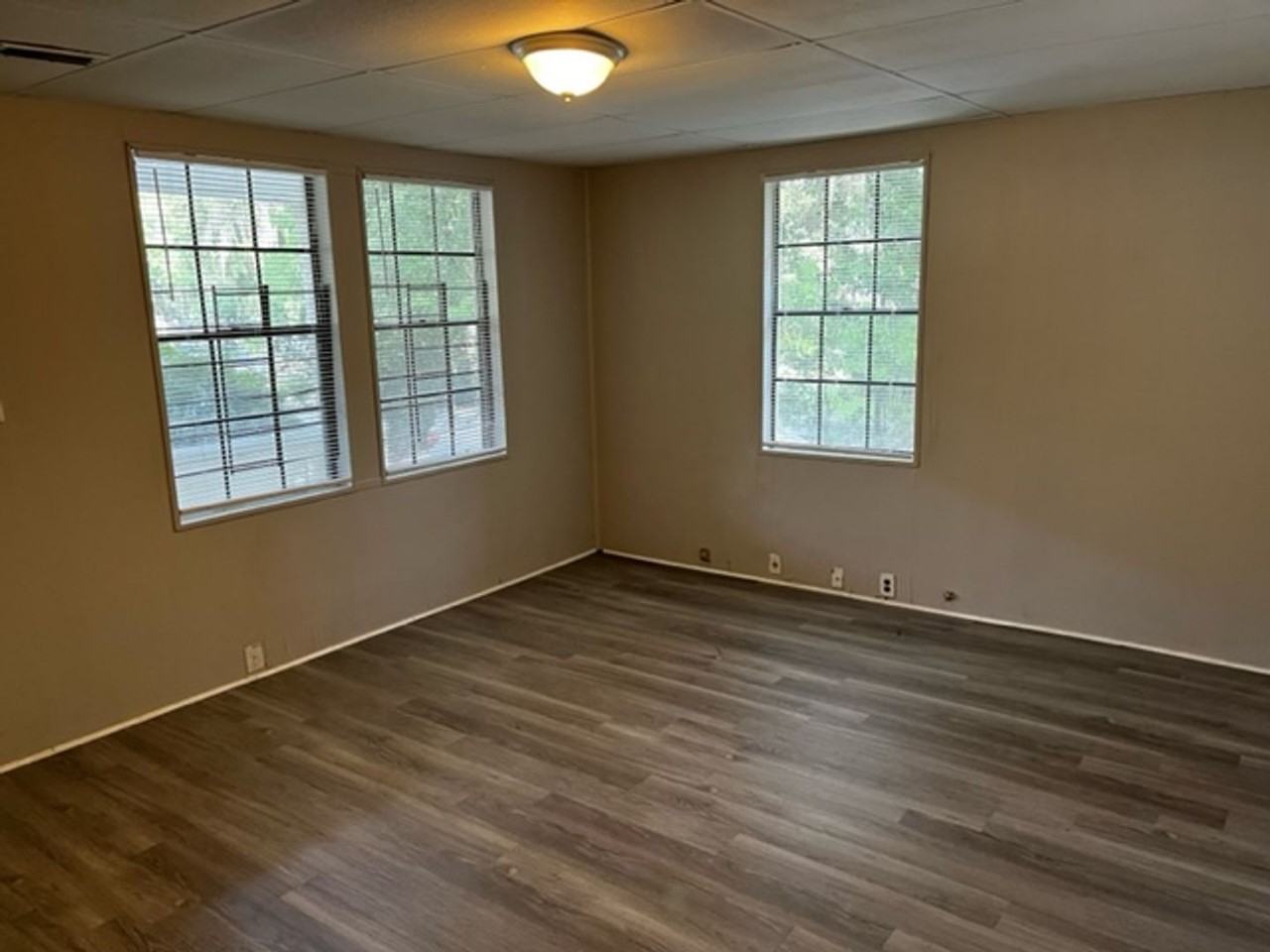 1005 N Oak St Apt B - Photo 2 of 9