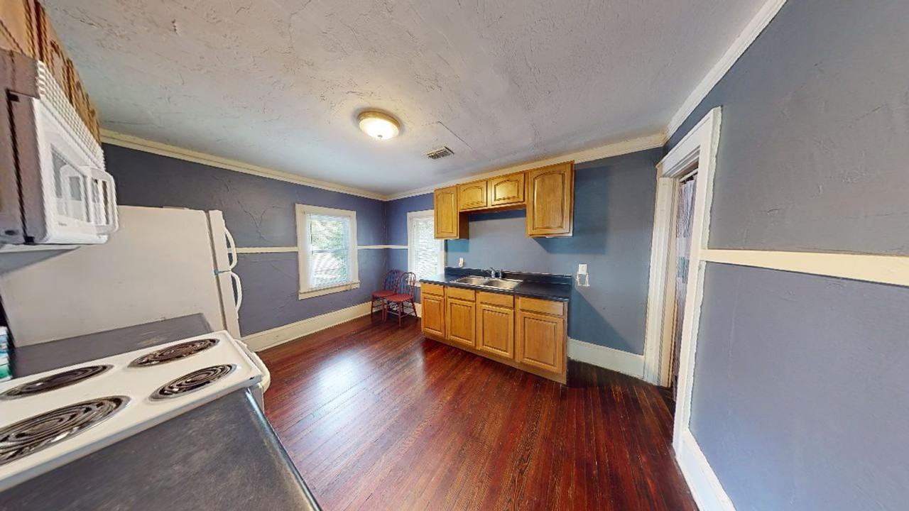 1410 Ingleside Ave - Photo 2 of 20