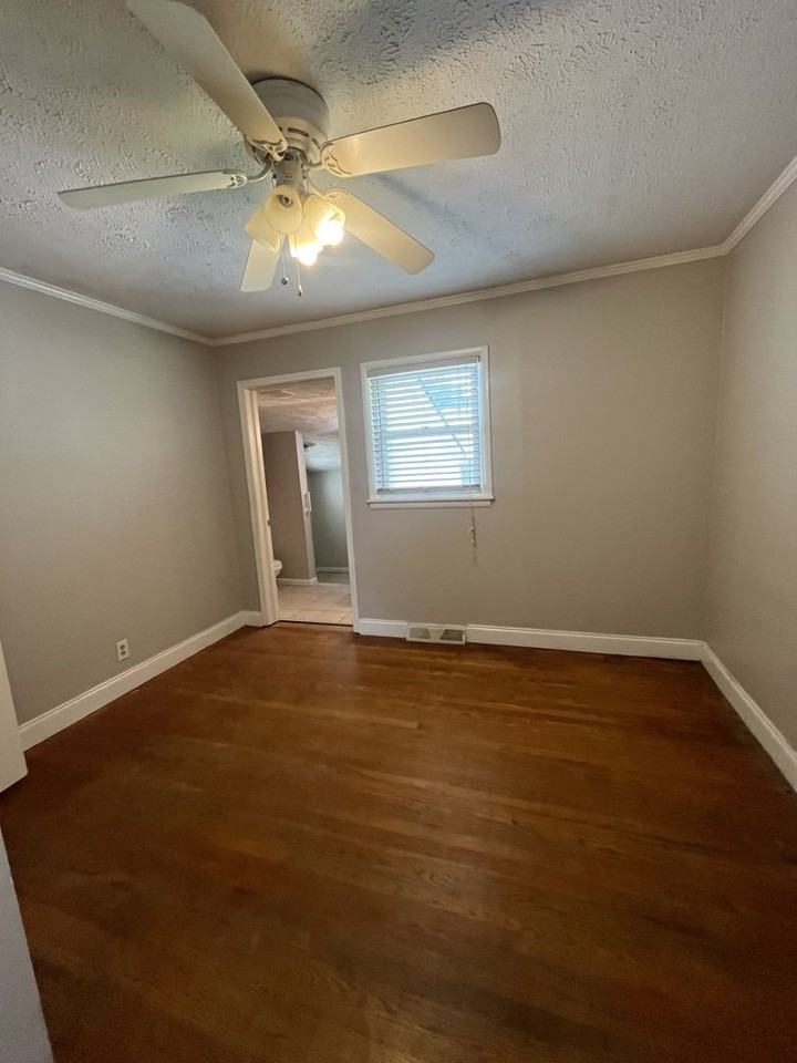 2001 Elmwood St - Photo 4 of 10