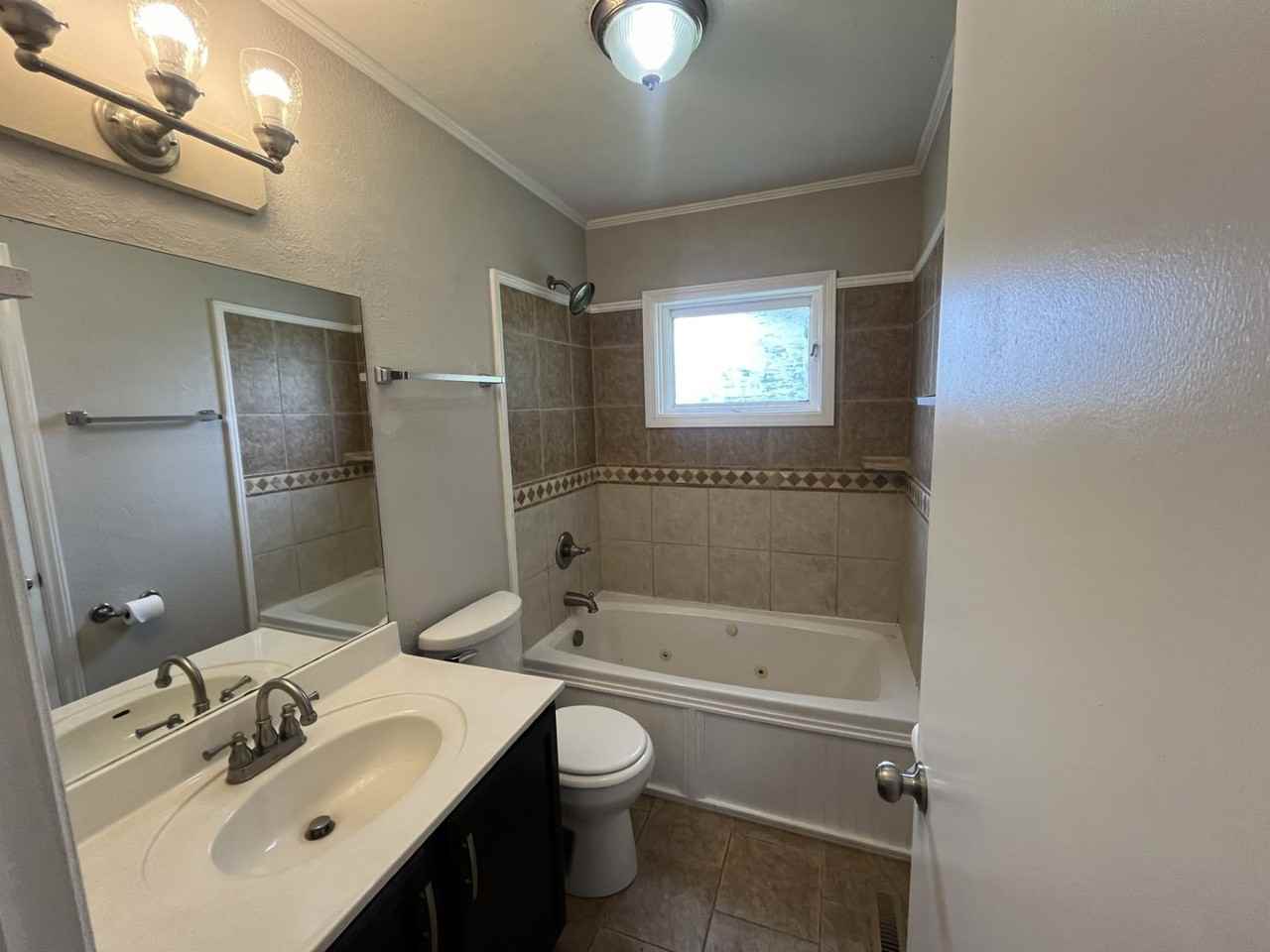 2001 Elmwood St - Photo 7 of 10