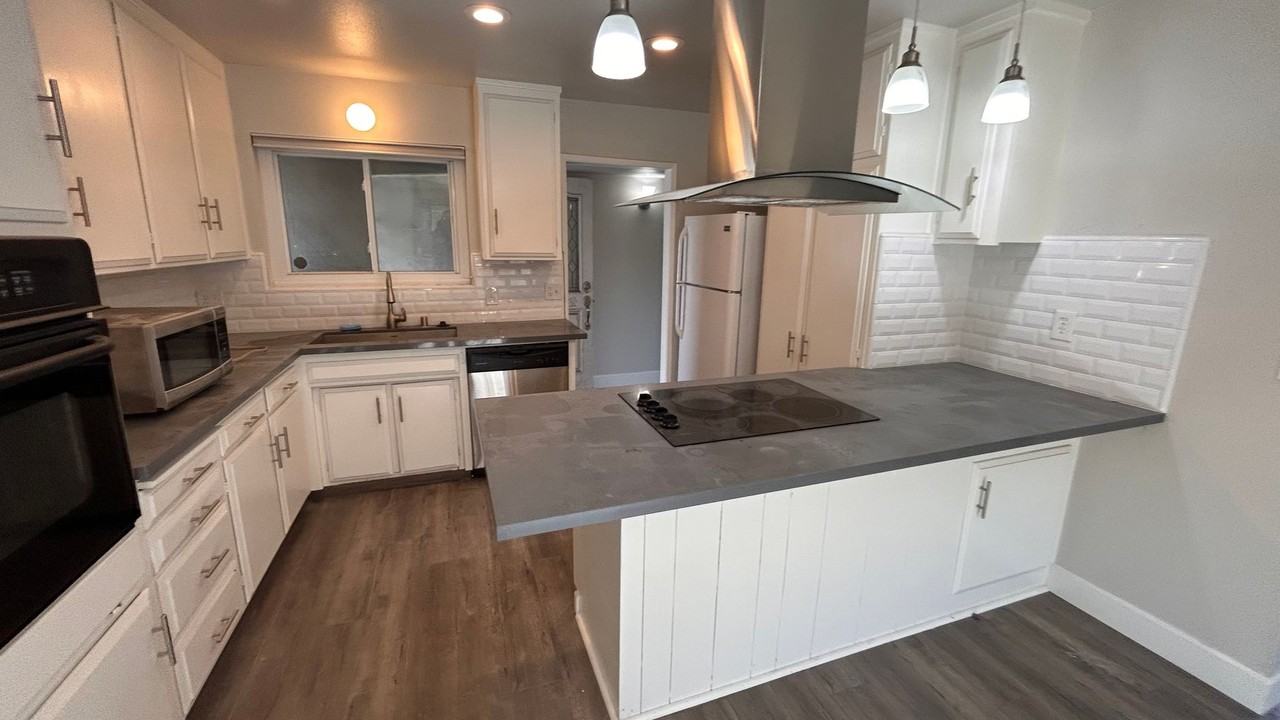 2960 Cabrillo Dr - Photo 2 of 38