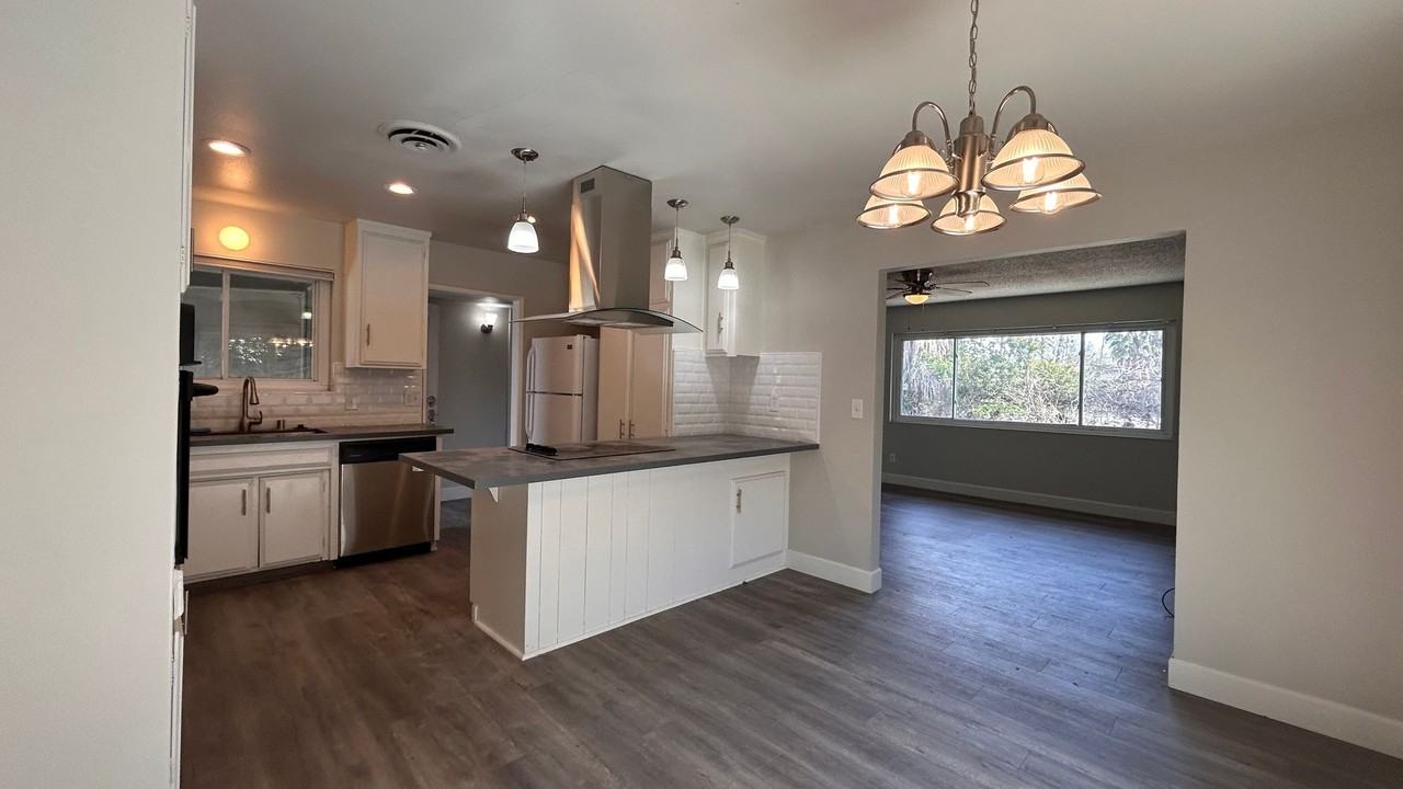 2960 Cabrillo Dr - Photo 3 of 38