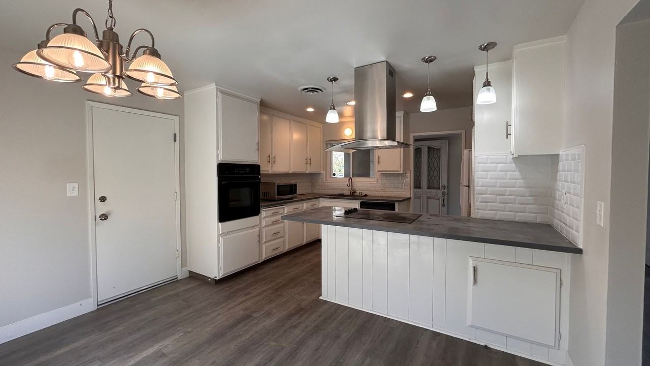 2960 Cabrillo Dr - Photo 5 of 38