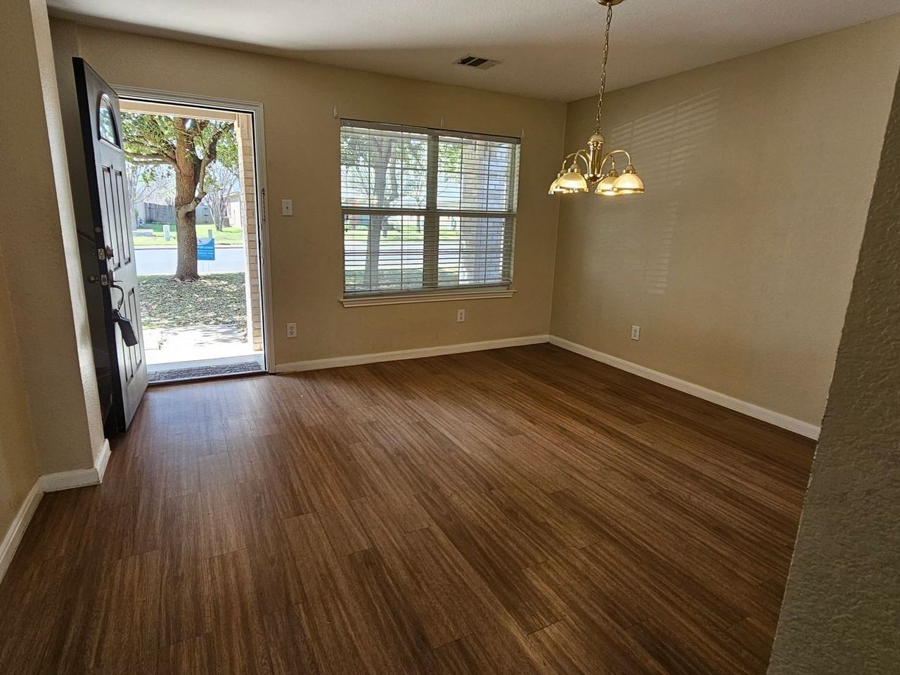 221 Primrose Blvd - Photo 3 of 28