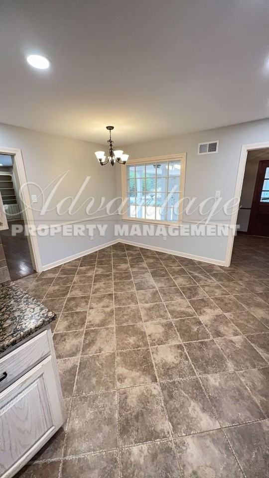 7253 Stamford Dr - Photo 3 of 22
