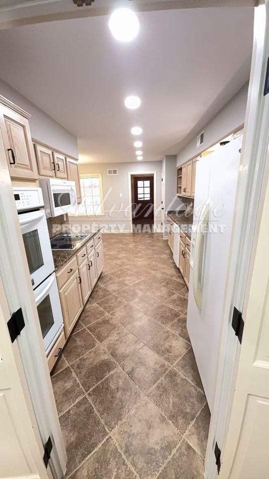 7253 Stamford Dr - Photo 4 of 22
