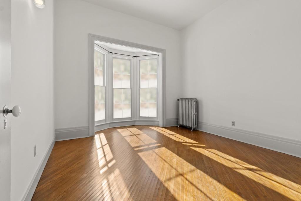 605 W 3rd St - Photo 4 of 9