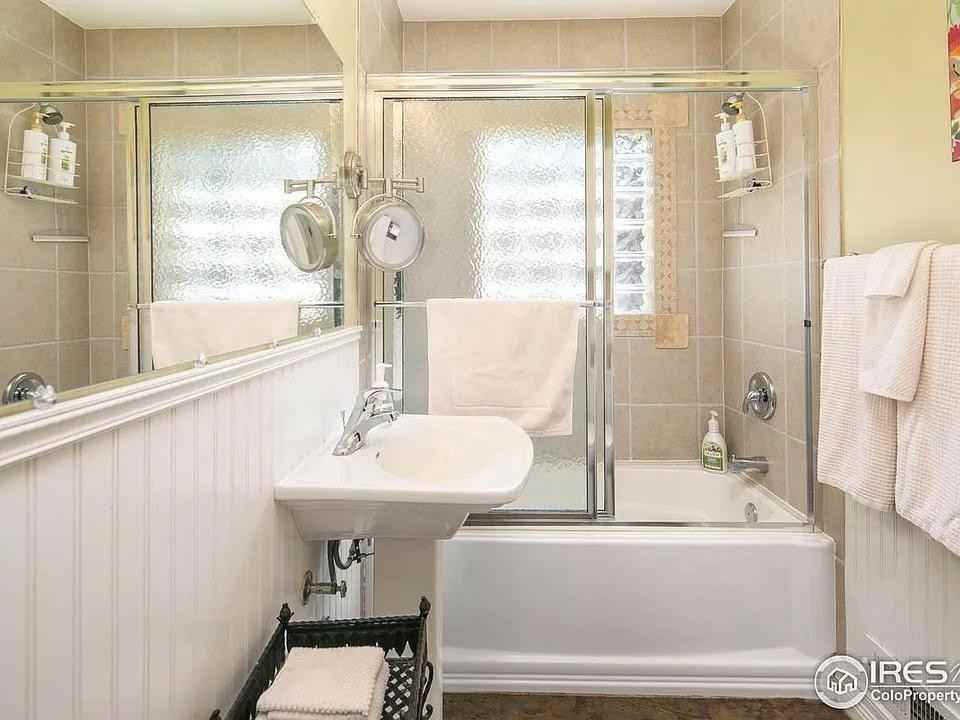 369 W 9th St - Photo 6 of 11