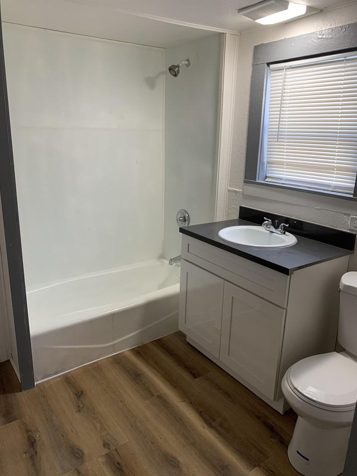 605 W 1st St - Photo 2 of 10