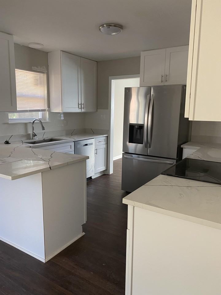 1710 Sandalwood Dr - Photo 3 of 20