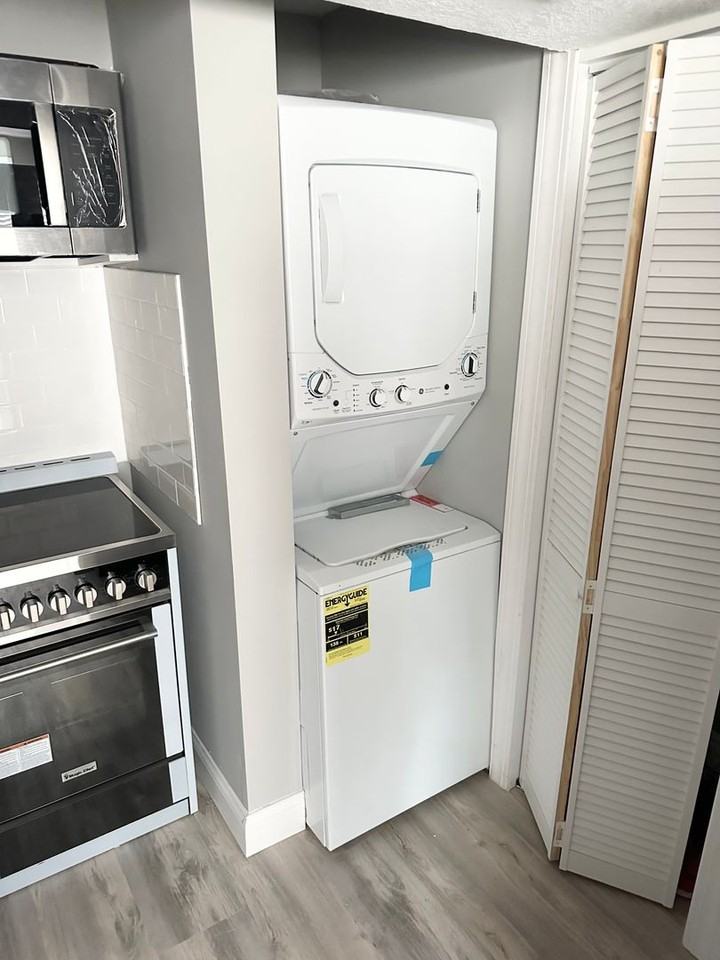 Henry Louis - Photo 4 of 6