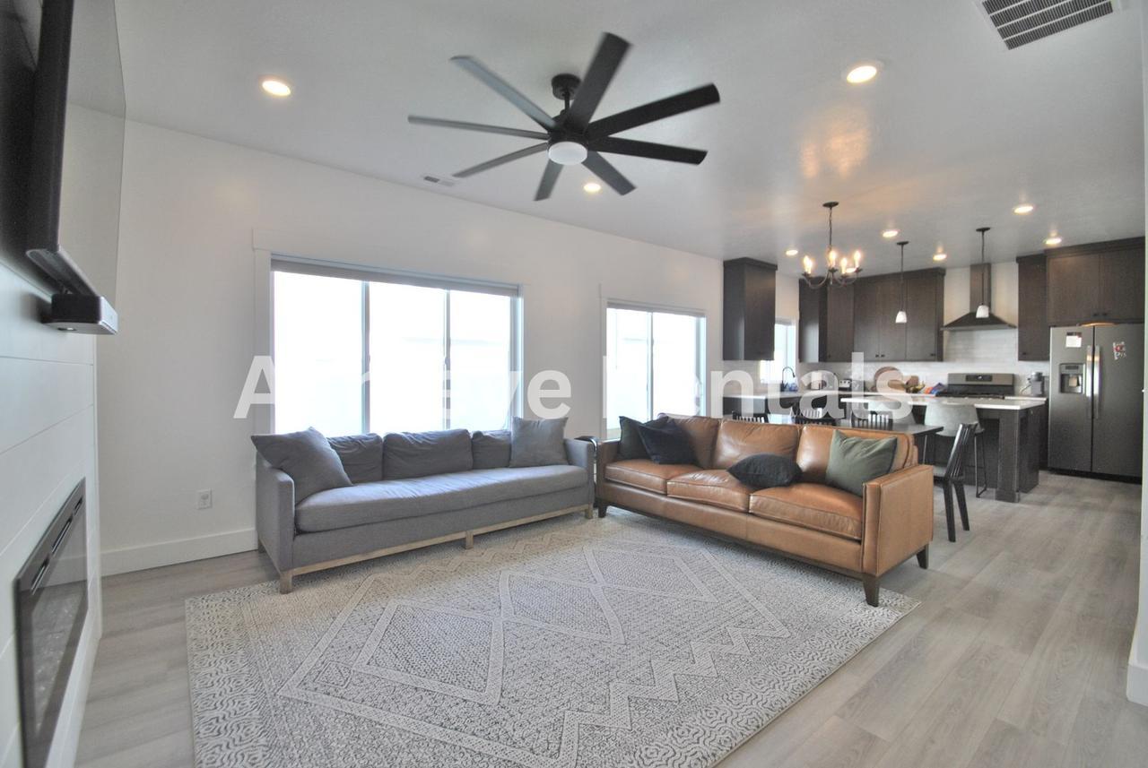 205 E 520 N - Photo 2 of 17
