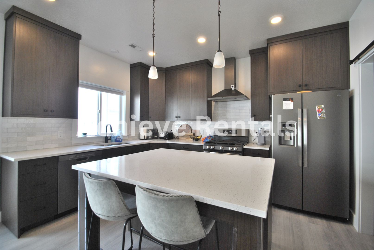 205 E 520 N - Photo 3 of 17