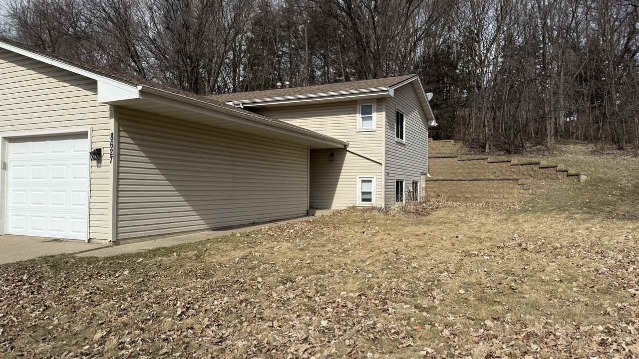 8627 Woodlawn Dr - Photo 2 of 24