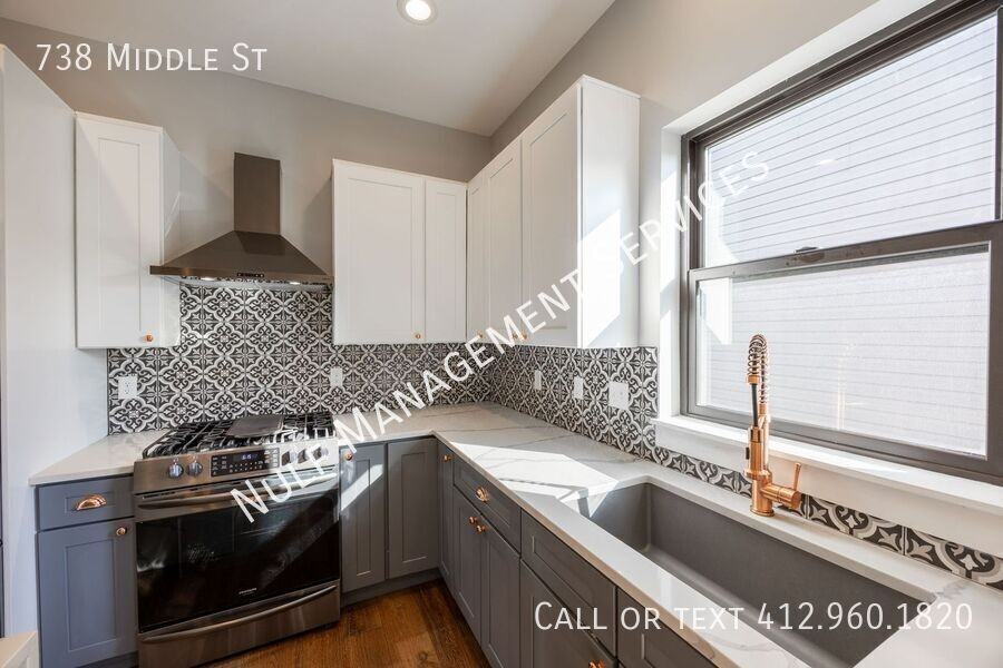 738 Middle St - Photo 2 of 21