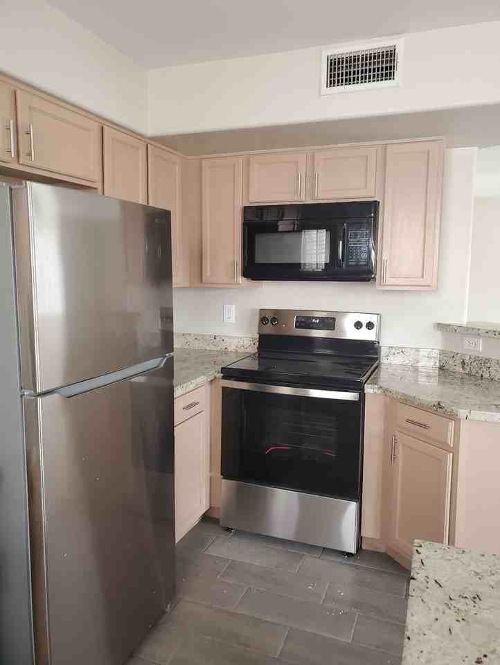 10307 W Missouri Ave - Photo 2 of 39