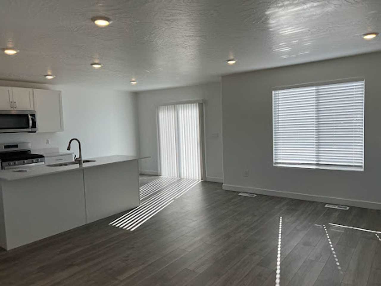 2943 W Ezra Dr - Photo 4 of 17
