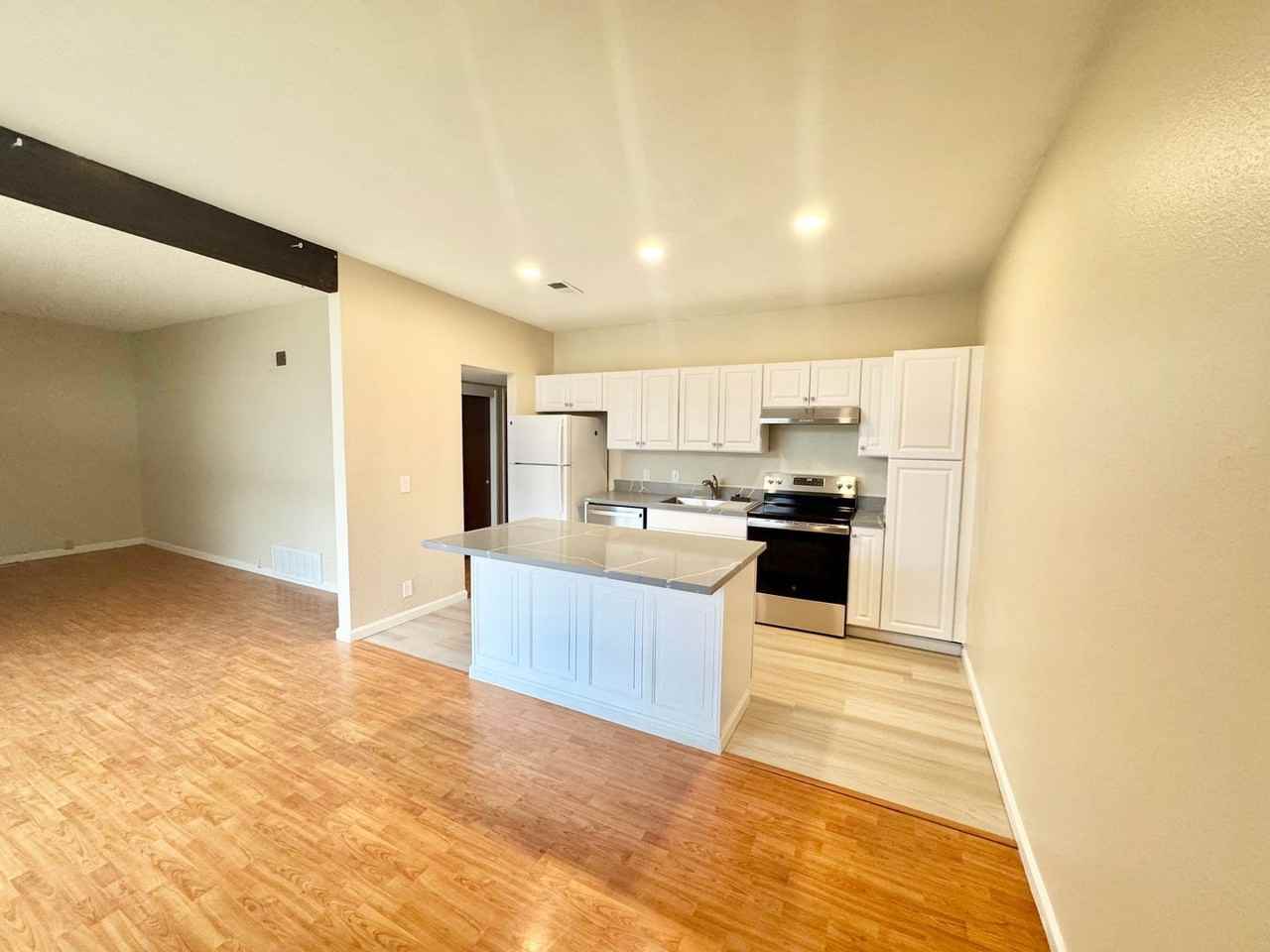 1012 Drake Dr - Photo 2 of 28