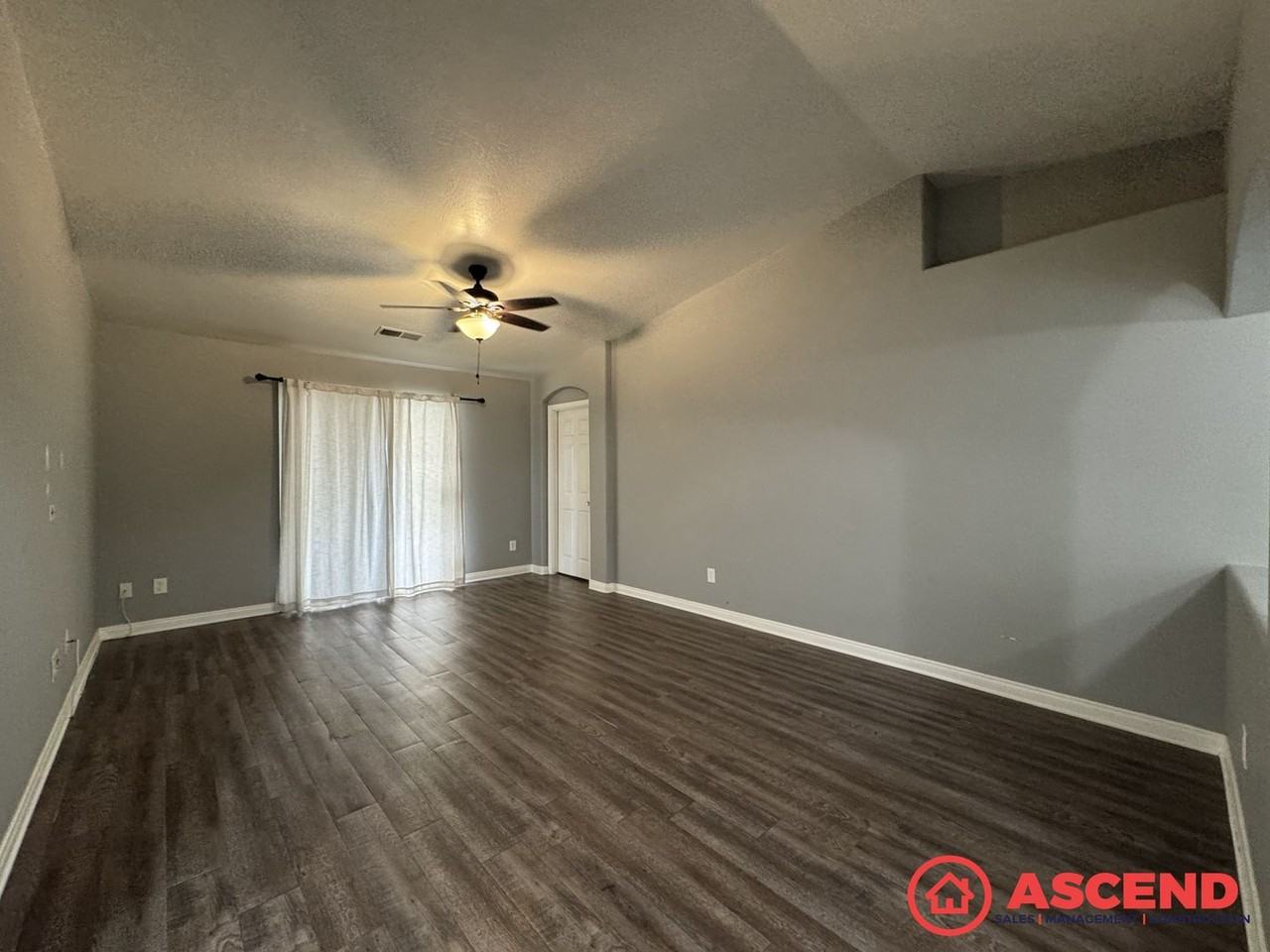 302 Tanner Michael Dr - Photo 4 of 12