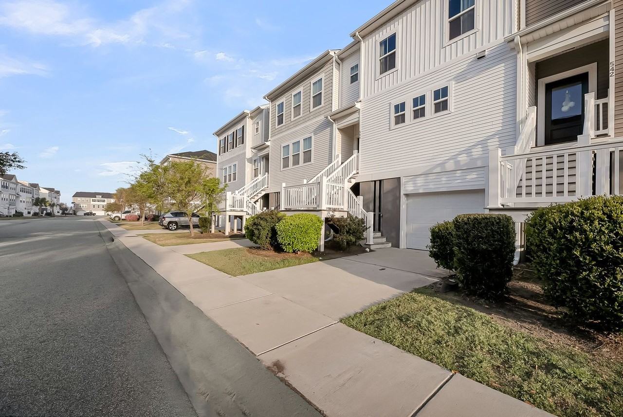 544 Mclernon Trce - Photo 3 of 36