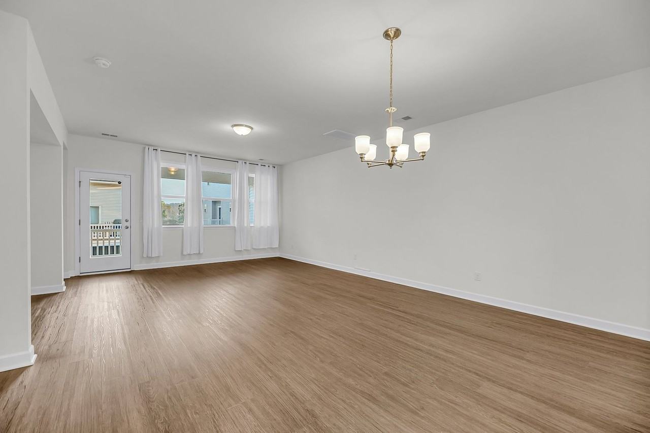 544 Mclernon Trce - Photo 4 of 36